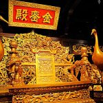 故宫龙椅是什么材质做的是纯金的吗？现在的龙椅是什么朝代的