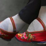 以前女人缠足走路疼吗，古代穷人家的女孩裹脚吗？