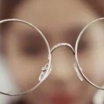 眼睛变形是因为长期戴镜吗？