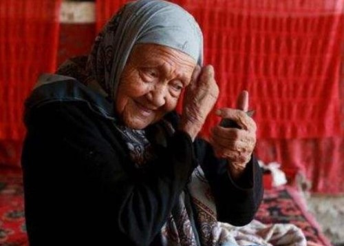 中国第一寿星阿丽米罕 目前131岁历经三个世纪依然健在