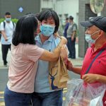 中国人为什么不亲吻自己的父母？别说亲吻拥抱都很难