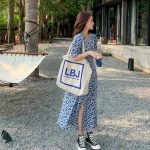V领裙子适合大脸美眉吗 许多女孩子都喜爱穿的一款裙子