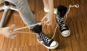 如何清洗鞋子在家里（如何清洗鞋子在家里不臭）