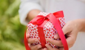 生日礼物买什么好合适女生（生日的时候买什么礼物比较好女孩）