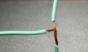 怎样判断电线是否要更换（怎样判断电线是否要更换电缆）