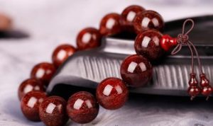 怎样挑选冬季小叶紫檀手串（怎样挑选冬季小叶紫檀手串的好坏）