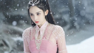 雪鹰领主的余靖秋是神女吗