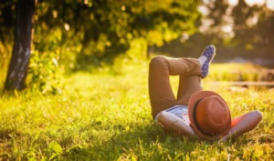 晒太阳穿衣好还是裸晒好